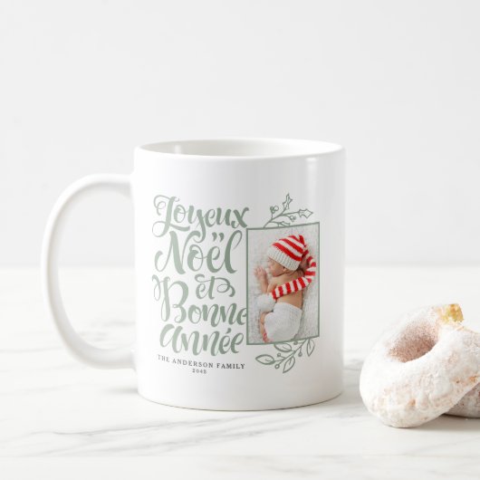 Sage Green Joyeux Noël und Bonne Année Foto Kaffeetasse (Mit Donut)