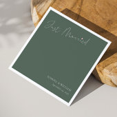 Sage Green Just Married Wedding Napkins mit Namen Serviette