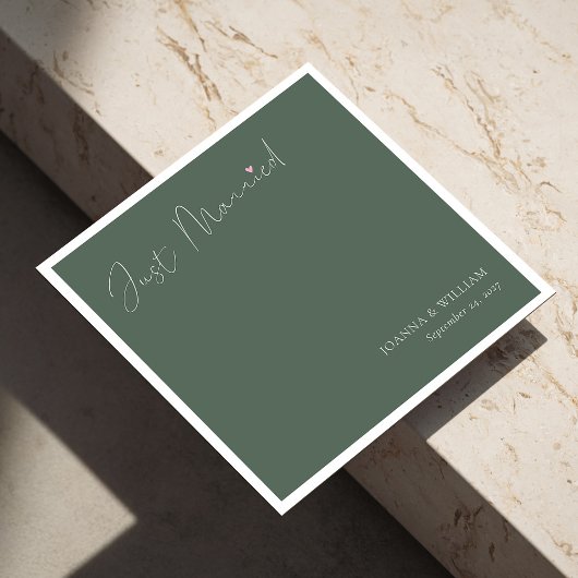 Sage Green Just Married Wedding Napkins mit Namen Serviette