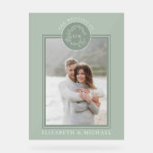 Sage Green Leafy Wappen Monogram Foto Hochzeit Acrylschild (Vorderseite)