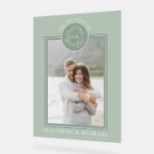 Sage Green Leafy Wappen Monogram Foto Hochzeit Acrylschild (Winkel)