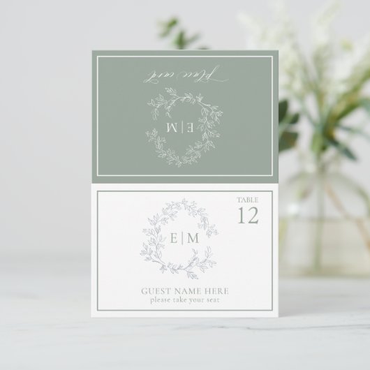 Sage Green Leafy Wappen Monogram Wedding Platzkart RSVP Karte (Stehend Vorderseite)