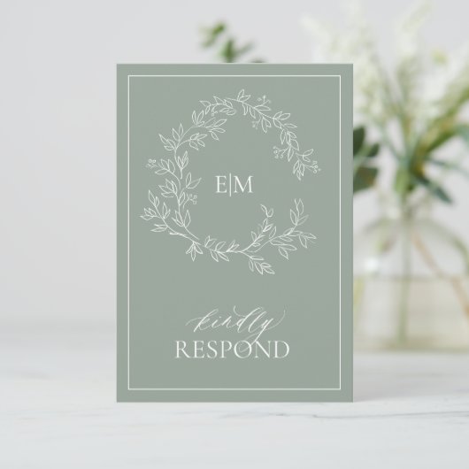 Sage Green Leafy Wappen Monogram Wedding RSVP Card (Stehend Vorderseite)