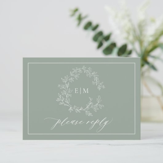 Sage Green Leafy Wappen Monogram Wedding RSVP Card (Stehend Vorderseite)