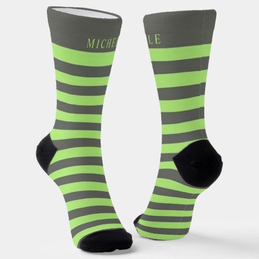 Sage Green Light Gray Strip Individuelle Name Socken (Gewinkelt)