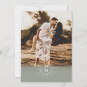 Sage Green Mid Century 70er Monogram Foto Wedding Einladung (Rückseite)