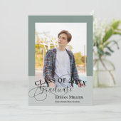 Sage Green Minimal Photo Graduation Announcement Einladung (Stehend Vorderseite)