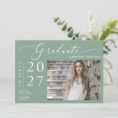 Sage Green Minimal Script School Abschluss Foto Einladung (Stehend Vorderseite)