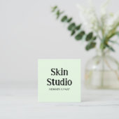 Sage Green Minimalist Skin Studio Qr Code Quadratische Visitenkarte (Stehend Vorderseite)