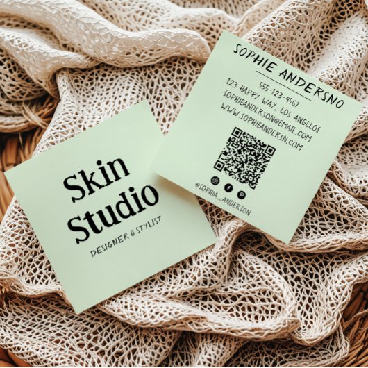 Sage Green Minimalist Skin Studio Qr Code Quadratische Visitenkarte