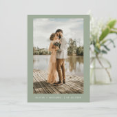 Sage Green Minimalistisch Elegantes Foto Hochzeit Einladung (Stehend Vorderseite)
