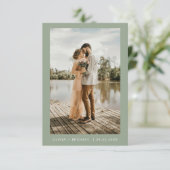 Sage Green Minimalistisch Elegantes Foto Hochzeit Einladung (Stehend Vorderseite)