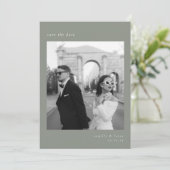 Sage Green Minimalistisch Elegantes Foto Save the Einladung (Stehend Vorderseite)