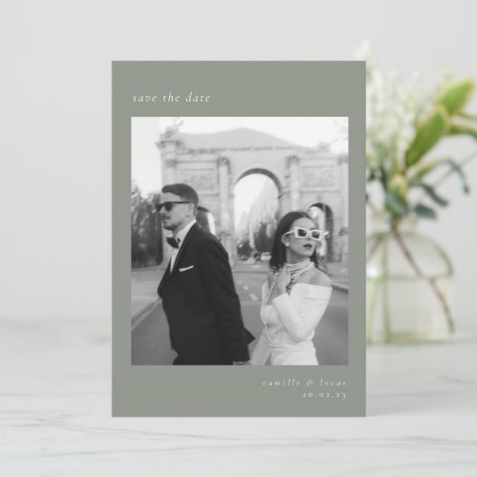Sage Green Minimalistisch Elegantes Foto Save the Einladung (Stehend Vorderseite)