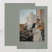 Sage Green Minimalistisch Elegantes Foto Save the  Einladung (Vorne/Hinten)