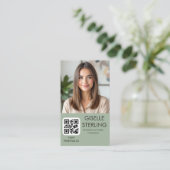 Sage Green Minimalistisch Fotograf Foto QR Code Visitenkarte (Stehend Vorderseite)
