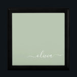 Sage Green Minimalistisch Modern Monogram Elegant Erinnerungskiste<br><div class="desc">Mit unserer Sage Green Minimalistisch Modern Monogram Elegant Collection: Erleben Sie Ihre Ästhetik mit ruhiger Eleganz und zeitloser Eleganz. Unsere Kollektion präsentiert minimalistische Designs in einer ruhigen, grünen Weiß, ergänzt durch raffinierte Monogramme, die auf Ihren persönlichen Stil zugeschnitten sind. Von der polierten Schreibwaren bis hin zu vielseitigem Zubehör, jedes Stück...</div>