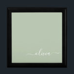 Sage Green Minimalistisch Modern Monogram Elegant Erinnerungskiste<br><div class="desc">Mit unserer Sage Green Minimalistisch Modern Monogram Elegant Collection: Erleben Sie Ihre Ästhetik mit ruhiger Eleganz und zeitloser Eleganz. Unsere Kollektion präsentiert minimalistische Designs in einer ruhigen, grünen Weiß, ergänzt durch raffinierte Monogramme, die auf Ihren persönlichen Stil zugeschnitten sind. Von der polierten Schreibwaren bis hin zu vielseitigem Zubehör, jedes Stück...</div>