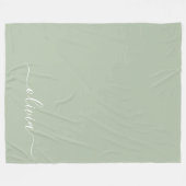 Sage Green Minimalistisch Modern Monogram Elegant Fleecedecke (Vorderseite (Horizontal))