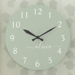 Sage Green Minimalistisch Modern Monogram Elegant Große Wanduhr<br><div class="desc">Mit unserer Sage Green Minimalistisch Modern Monogram Elegant Collection: Erleben Sie Ihre Ästhetik mit ruhiger Eleganz und zeitloser Eleganz. Unsere Kollektion präsentiert minimalistische Designs in einer ruhigen, grünen Weiß, ergänzt durch raffinierte Monogramme, die auf Ihren persönlichen Stil zugeschnitten sind. Von der polierten Schreibwaren bis hin zu vielseitigem Zubehör, jedes Stück...</div>