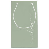 Sage Green Minimalistisch Modern Monogram Elegant Kleine Geschenktüte (Rückseite)