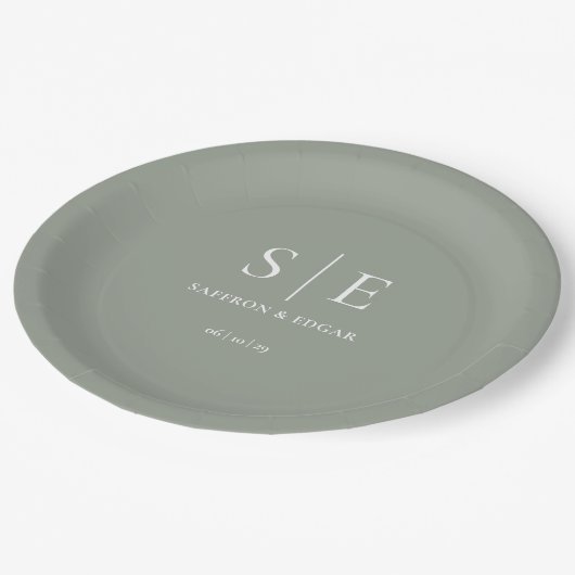 Sage Green Minimalistisch Monogram Wedding Pappteller (Schrägansicht)