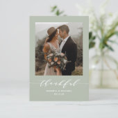 Sage Green Minimalistisch Thankful Script Wedding Dankeskarte (Stehend Vorderseite)