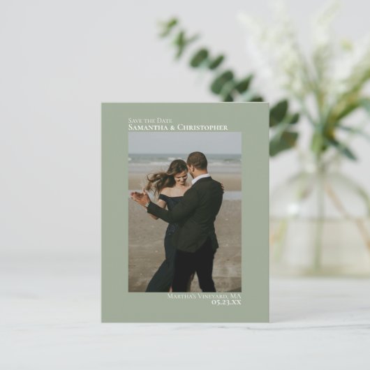 Sage Green Minimalistisch Wedding Foto Save the Da Ankündigungspostkarte (Stehend Vorderseite)
