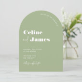 Sage Green Modern Big Names Wedding Arch Einladung (Stehend Vorderseite)