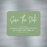 Sage Green Modern Calligraphy Save the Date Magnet<br><div class="desc">Moderne Kalligraphie Save the Date Kühlschrankmagnet in schlauer,  grüner Farbe. Design mit einem einfachen minimalistischen Text-Nur-Look.</div>