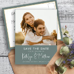 Sage Green Modern Foto Minimalistisch Wedding Rett Ankündigungspostkarte<br><div class="desc">Sage Green Modern Foto Minimalistisch Hochzeit Speichern Sie das Datum Ankündigung Postkarte. Lass Familie, Freunde und Kollegen wissen, dass Sie Set ein Datum für Ihre Hochzeitsfeier mit dieser eleganten, stilvollen und modernen Hochzeit speichern Sie das Datum Einladungskarte. Alle Texte sind so vorbereitet, dass Sie sie einfach und schnell mit Ihren...</div>
