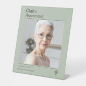 Sage Green Modern Funeral Photo Table Sign Sockelschild (Vorderseite)