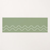 Sage Green Modern Minimal Wavy Lines And Initials Yogamatte (Vorderseite (Horizontal))