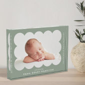 Sage Green Modern Scalloped Birth Ankündigung Fotoblock