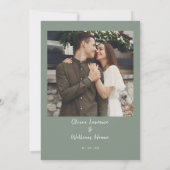 Sage Green Modern Script Hochzeitseinladung Einladung (Rückseite)