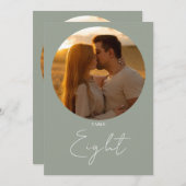 Sage Green Moderne Minimalistische Script-Tischnum Einladung (Vorne/Hinten)