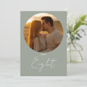 Sage Green Moderne Minimalistische Script-Tischnum Einladung (Stehend Vorderseite)