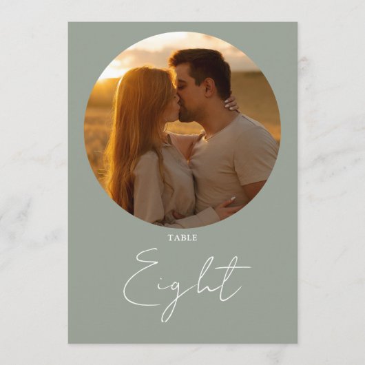 Sage Green Moderne Minimalistische Script-Tischnum Einladung (Vorderseite)