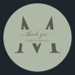 Sage Green Monogram Gastgeschenk Hochzeit Danke Runder Aufkleber<br><div class="desc">Moderne personalisierte Weise grün monogramm Hochzeit danke Ihnen Aufkleber mit modernem Drehbuch. Einfach online personalisieren. Die passenden Produkte ergänzen diese eleganten Monogramm Hochzeitsetiketten.</div>