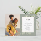 Sage Green Monogram Greenerity Foto Wedding Einladung (Stehend Vorderseite)