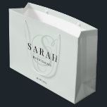 Sage Green Monogram Personalisiert Bridesmaid Große Geschenktüte<br><div class="desc">Diese niedliche personalisierte Geschenktasche mit Bräunungsgeschenk enthält den Namen der personalisierten Brautjungfrau,  die kalligraphische Monografie in schlauer grüner Farbe und das Hochzeitdatum. Ändern Sie den Hintergrund und die Schriftart-Farben ganz einfach,  wenn Sie möchten.</div>