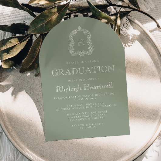 Sage Green Monogram Wappen Arch Graduation Party Einladung