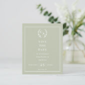 Sage green monogram wreath wedding Save the Date (Stehend Vorderseite)