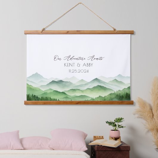 Sage Green Mountain Watercolor Wedding Gästebuch Wandteppich Mit Holzrahmen (Schlafzimmer)