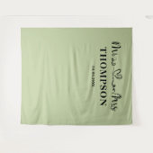 Sage Green | Mr and Mrs Elegant Simple Backdrop Wandteppich (Vorderseite (Horizontal))