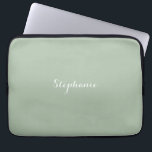 Sage Green Name Modern Elegante Monogram Boho Laptopschutzhülle<br><div class="desc">Elegant,  rustikal,  einfach,  monogramm,  minimalistisch,  Name,  schlauer grüner Laptop-Ärmel. Schönes,  trendiges Design.</div>