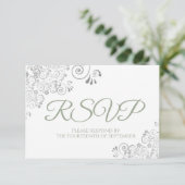 Sage Green on White Elegant Silver Lace Wedding RSVP Karte (Stehend Vorderseite)