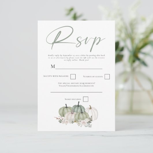 Sage Green Pumpkins Fall Florals Script QR Code RSVP Karte (Stehend Vorderseite)