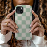 Sage Green Retro Karo Case-Mate iPhone Hülle<br><div class="desc">Die schicke Boho Schachbrettablage in schlanke,  grüne und cremefarbene Farbe. Verwenden Sie die Entwurfswerkzeuge,  um eigene Monogramme,  Namen oder andere Texte hinzuzufügen oder die Hintergrundfarbe zu ändern,  um eine einzigartige Geräteabdeckung zu erstellen.</div>