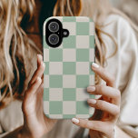 Sage Green Retro Karo iPhone 16 Hülle<br><div class="desc">Die schicke Boho Schachbrettablage in Creme und schlaue grüne Farben. Verwenden Sie die Entwurfswerkzeuge,  um eigene Monogramme,  Namen oder andere Texte hinzuzufügen oder die Hintergrundfarbe zu ändern,  um eine einzigartige Geräteabdeckung zu erstellen.</div>